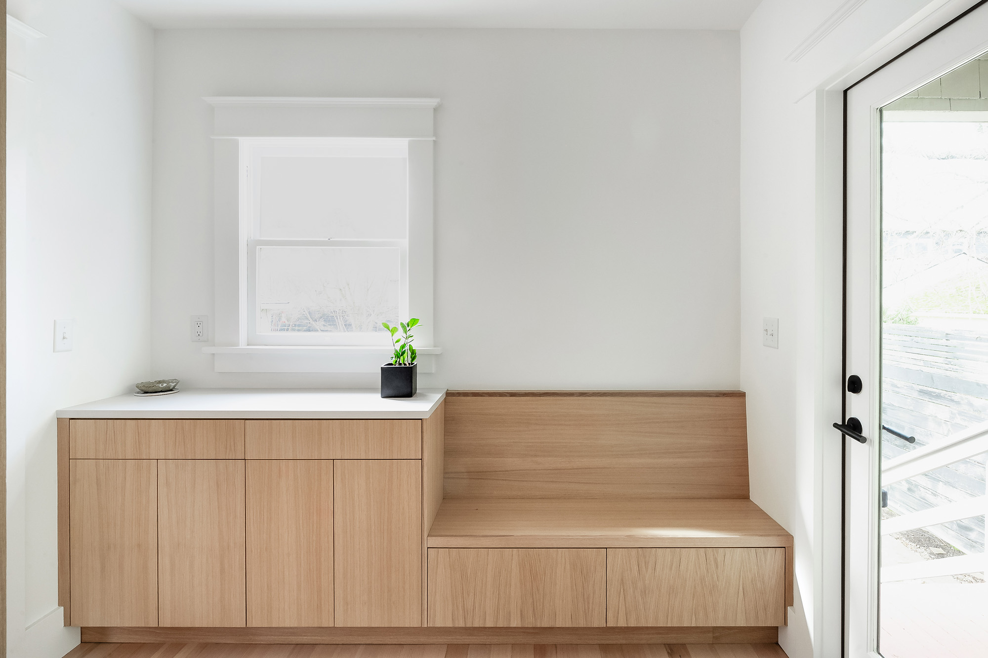 Built-in bench with storage at the end of the U-shaped kitchen, Alameda Kitchen by Tweto Architecture
